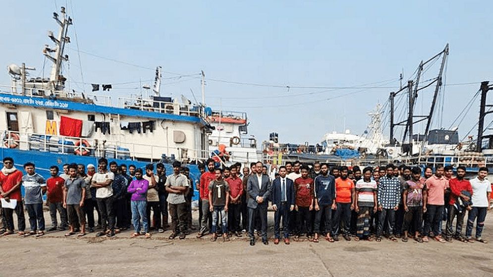 ভারতীয়দের ছাড়াতে বাংলাদেশিদের আটক করে কোস্টগার্ড