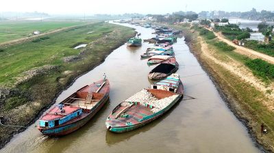 তাহিরপুরে ৬ শতাধিক নৌকায় কোটি কোটি টাকার পণ্য আটকা 
