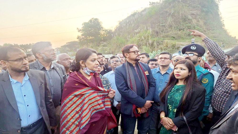 অবৈধভাবে পাহাড়ে বসবাসকারীদের ‘কঠোর বার্তা’ পরিবেশ উপদেষ্টার