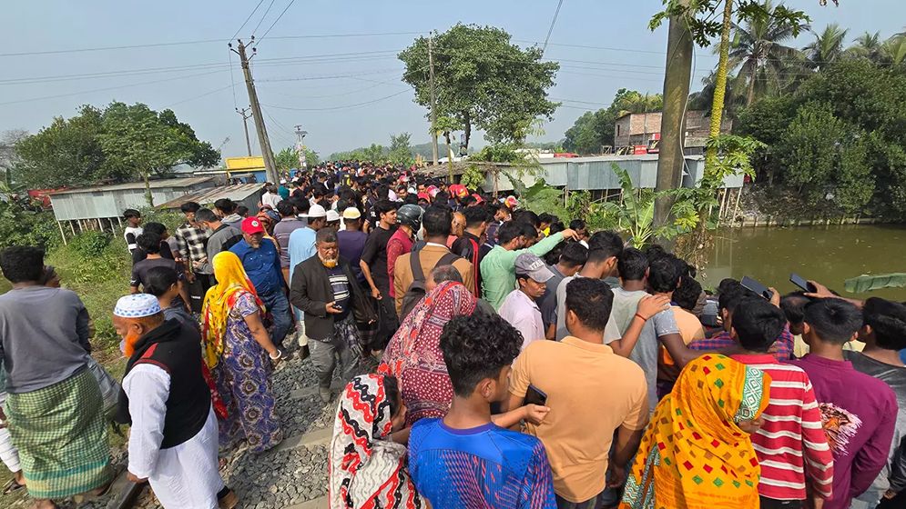 ট্রেনের ধাক্কায় মাইক্রোবাস পুকুরে, নিহত ৫