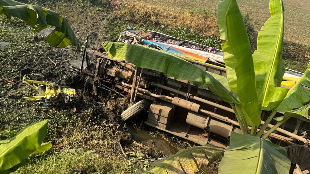 নগরকান্দায় ট্রাক ও যাত্রীবাহী বাসের মুখোমুখি সংঘর্ষ, নিহত ২