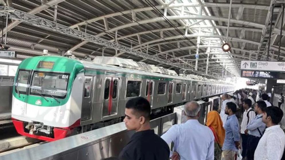 মেট্রোরেলের দরজায় আটকা পড়েন নারী যাত্রী, অতঃপর...