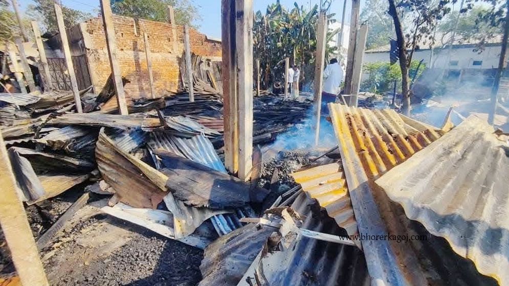 লোহাগাড়ায় আগুনে পুড়ে ১৯ দোকান ছাই