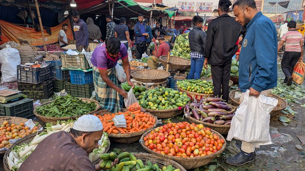 মাছ-মাংস ও চালে স্বস্তি নেই, নাগালে সবজির দাম