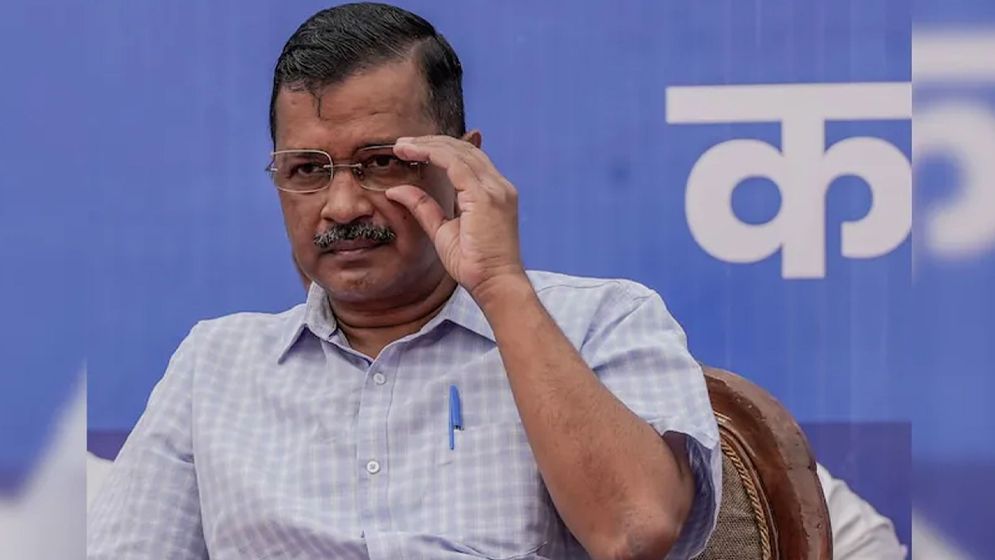 ভোটের আগে বেকায়দায় কেজরিওয়াল