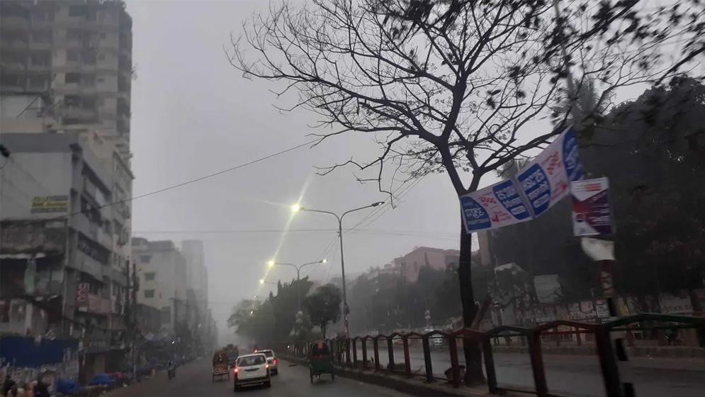 রাজধানীতে বৃষ্টির মতো ঝরেছে কুয়াশা
