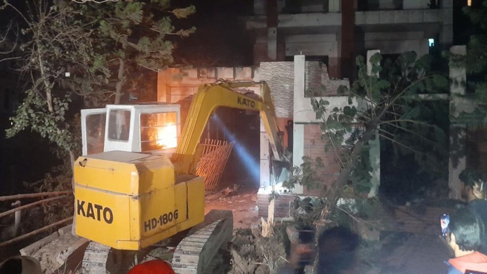 বুলডোজার দিয়ে গুঁড়িয়ে দেয়া হলো সাবেক এমপি হানিফের বাড়ি