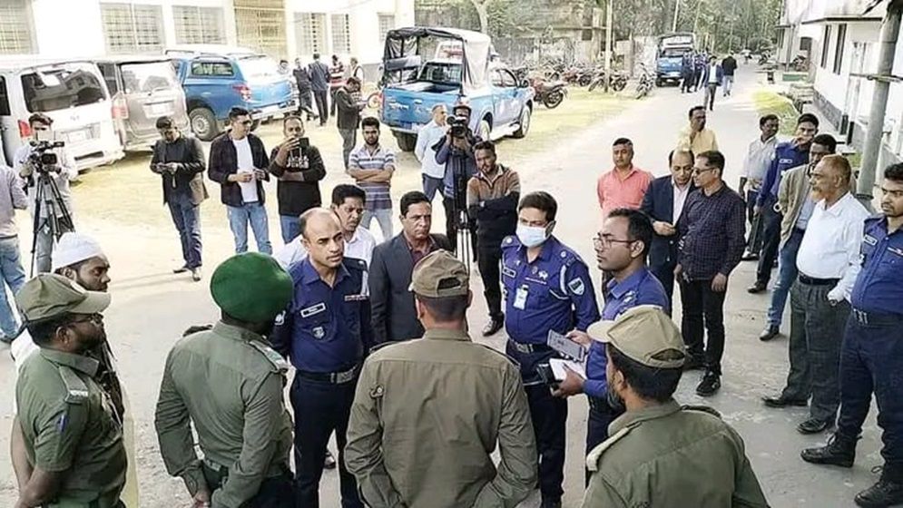 কুষ্টিয়া পানি উন্নয়ন বোর্ড কার্যালয় লক্ষ্য করে দুর্বৃত্তের গুলি