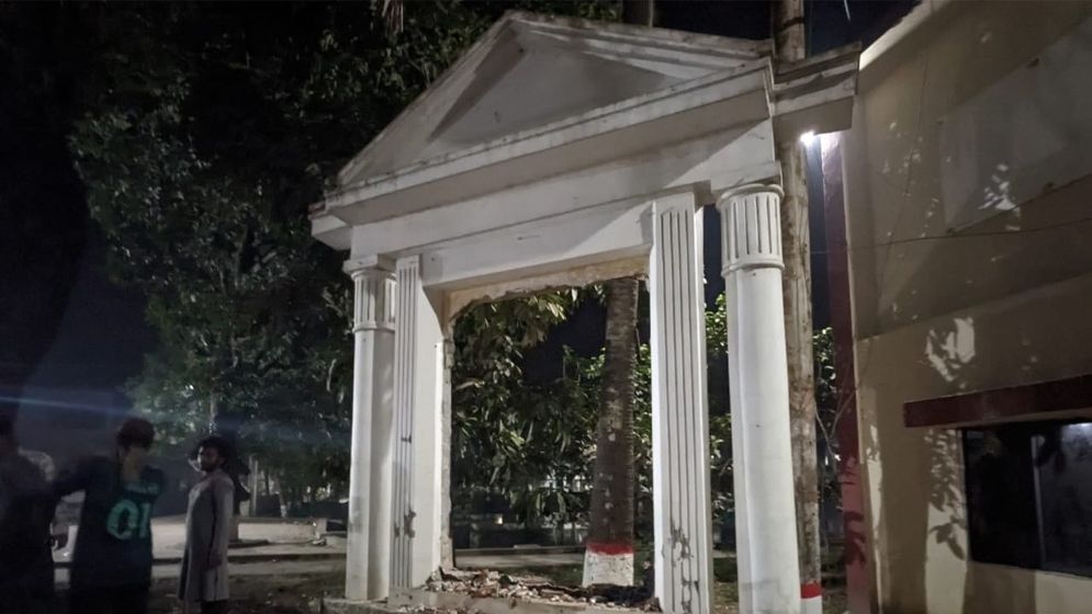 মিরসরাইয়ে বঙ্গবন্ধুর ম্যুরাল ভাঙচুর
