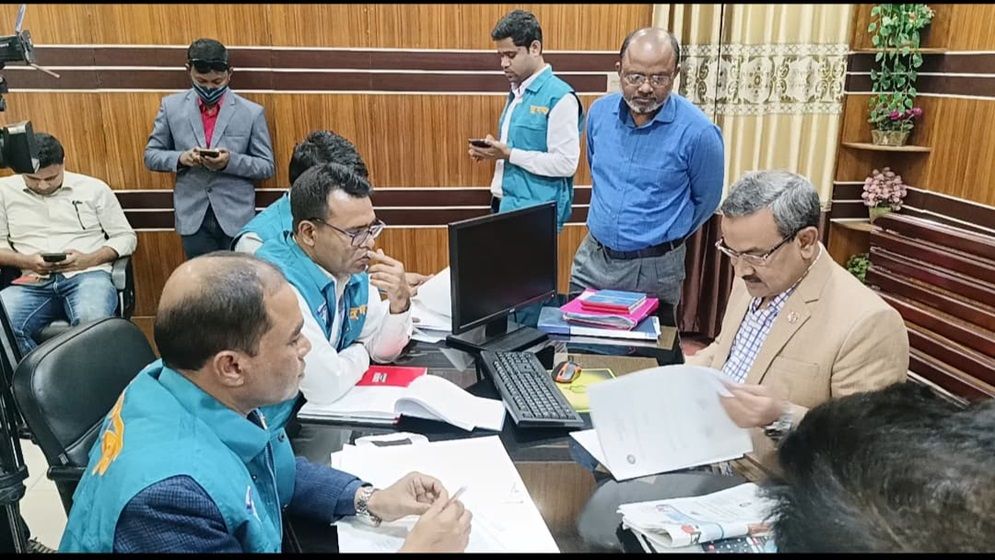 ময়মনসিংহ নগর ভবনে উন্নয়নের নামে অনিয়ম তদন্তে দুদকের অভিযান