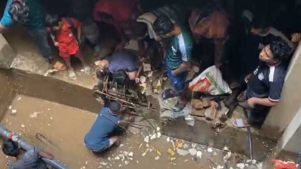 আয়নাঘরের সন্ধানে পানি সরাচ্ছে ফায়ার সার্ভিস, এখন পর্যন্ত যা জানা গেলো