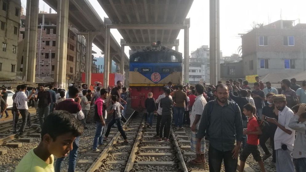মহাখালীতে তিতুমীর শিক্ষার্থীদের ব্যারিকেড, ট্রেন চলাচল বন্ধ