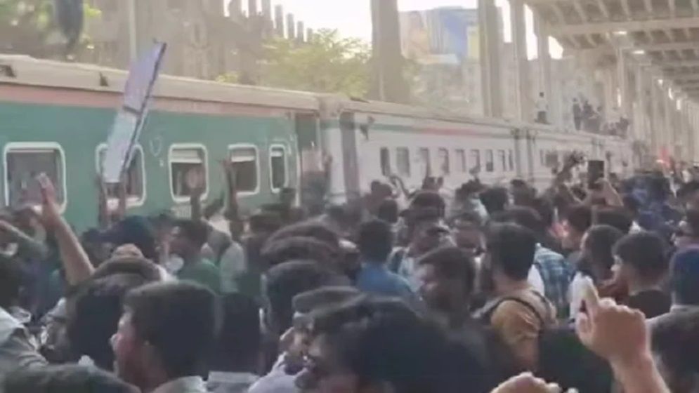 তিতুমীর শিক্ষার্থীদের ব্যারিকেড: ১৫ ট্রেনের শিডিউল বিপর্যয়