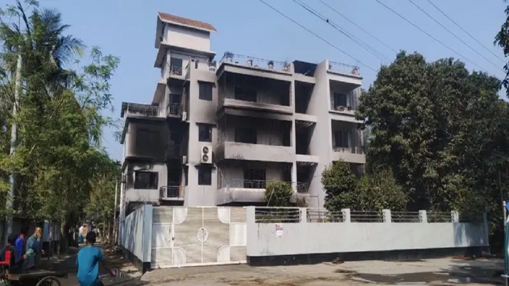 সাবেক পররাষ্ট্র প্রতিমন্ত্রী শাহরিয়ার আলমের বাড়িতে ভাঙচুরের পর আগুন