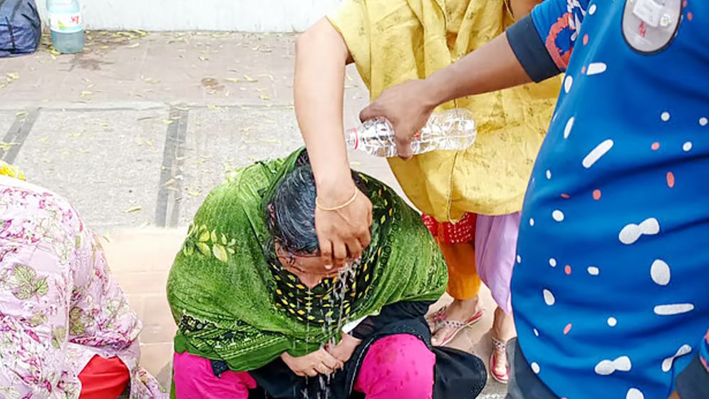 টিসিবির পণ্য পেতে লাইনে দাঁড়িয়ে থাকতে থাকতে অজ্ঞান নারী