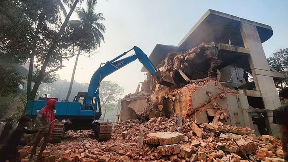 বুলডোজার দিয়ে যেভাবে ভাঙ্গা হলো ৩২ নম্বর দেখুন ছবিতে