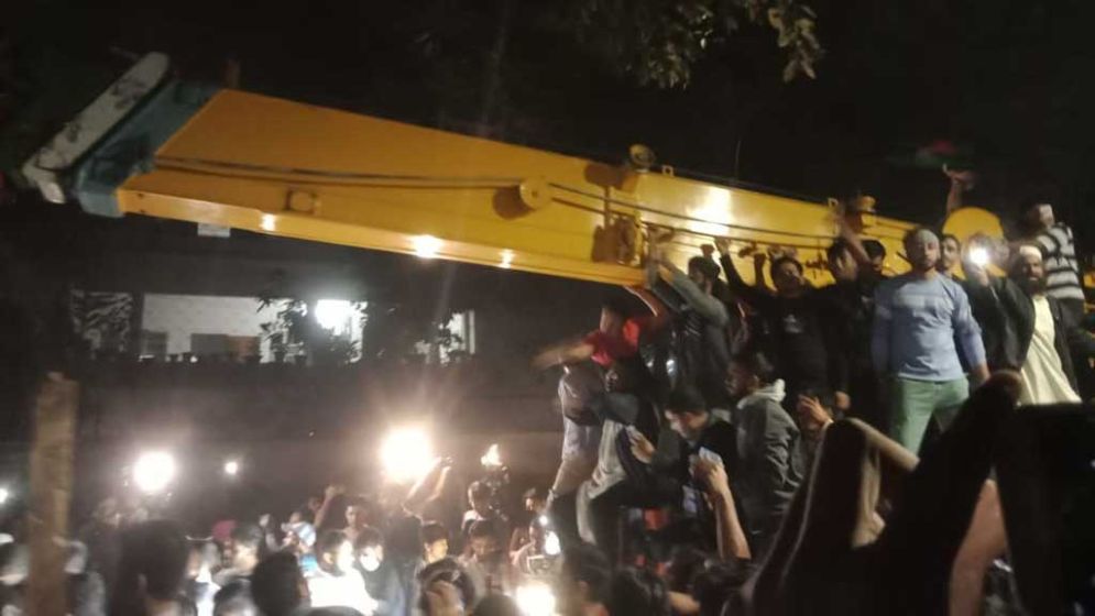 বুলডোজার দিয়ে যেভাবে গুঁড়িয়ে দেয়া হচ্ছে ধানমন্ডি ৩২ (ভিডিও)
