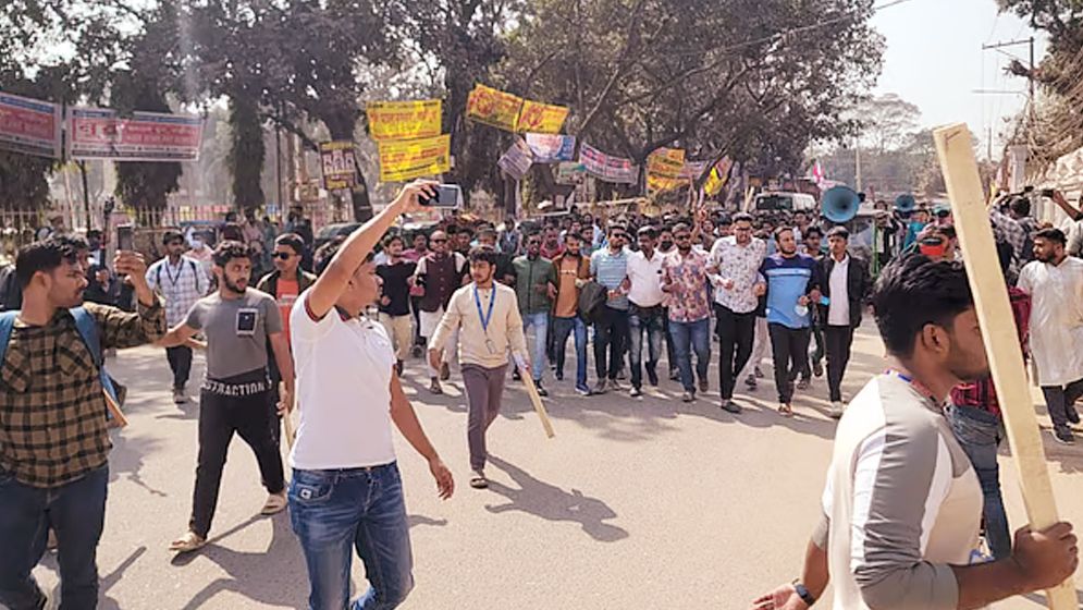 গাজীপুরের হামলায় জড়িতদের গ্রেপ্তারে ২৪ ঘণ্টার আল্টিমেটাম শিক্ষার্থীদের