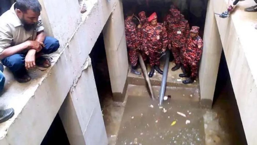 ধানমণ্ডি ৩২ নম্বরের নিচে পানি ছাড়া কিছুই মেলেনি