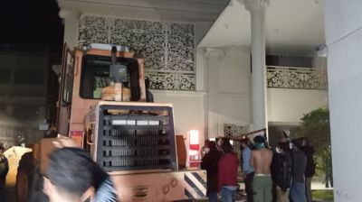 মধ্যরাতে বুলডোজার দিয়ে গুঁড়িয়ে দেয়া হলো আমুর বাড়ি