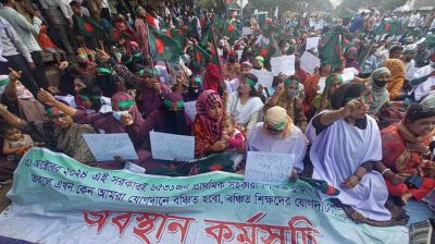 প্রাথমিকের সুপারিশপ্রাপ্ত সহকারী শিক্ষকদের শাহবাগ অবরোধ 