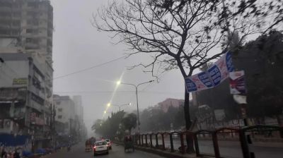 রাজধানীতে বৃষ্টির মতো ঝরেছে কুয়াশা