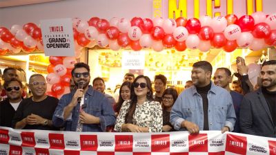 মাইক্লোর নতুন শোরুম উদ্বোধন করলেন তাহসান খান ও নাদিয়া