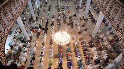 শবে বরাতে সারাদেশে ইবাদতে মশগুল ধর্মপ্রাণ মুসলমানরা