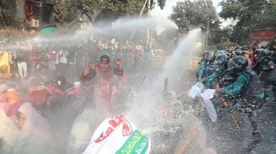 নিয়োগ বাতিল হওয়া শিক্ষক প্রার্থীদের পদযাত্রায় টিয়ার শেল ও জলকামান নিক্ষেপ