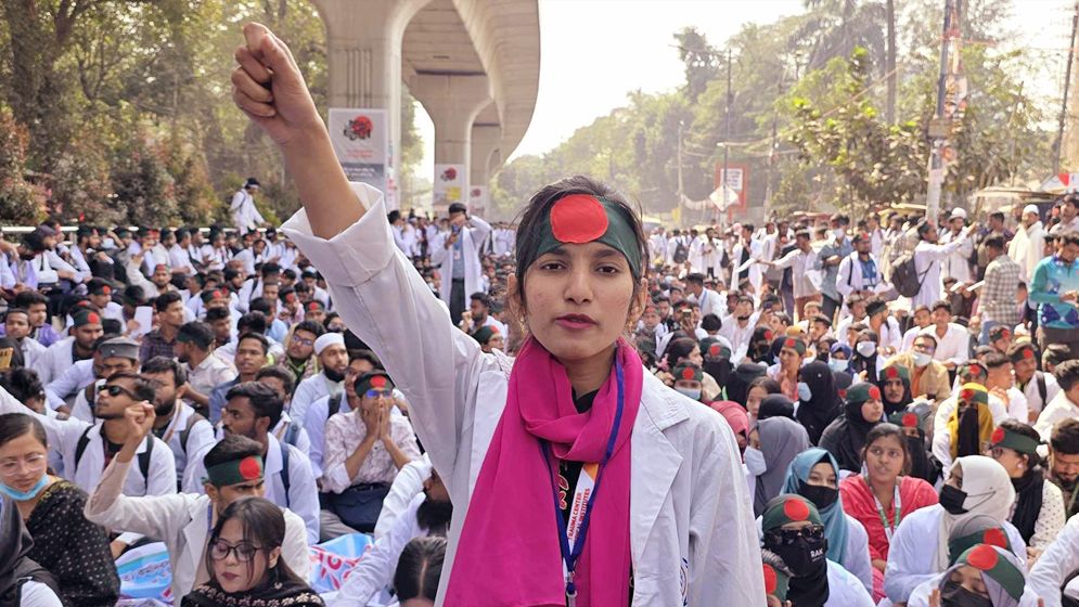 শূন্য পদে নিয়োগসহ ৪ দফা দাবিতে ম্যাটস শিক্ষার্থীদের শাহবাগ অবরোধ