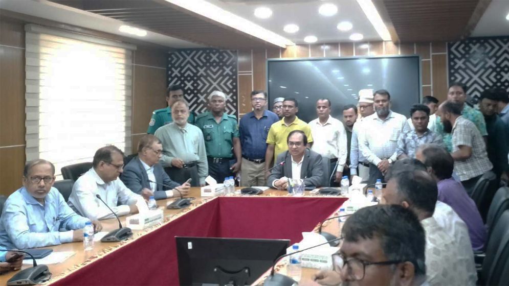 অধ্যাদেশ নিয়ে সচিবালয়ে বৈঠক, সিদ্ধান্ত প্রধান উপদেষ্টা দেশে ফিরলে