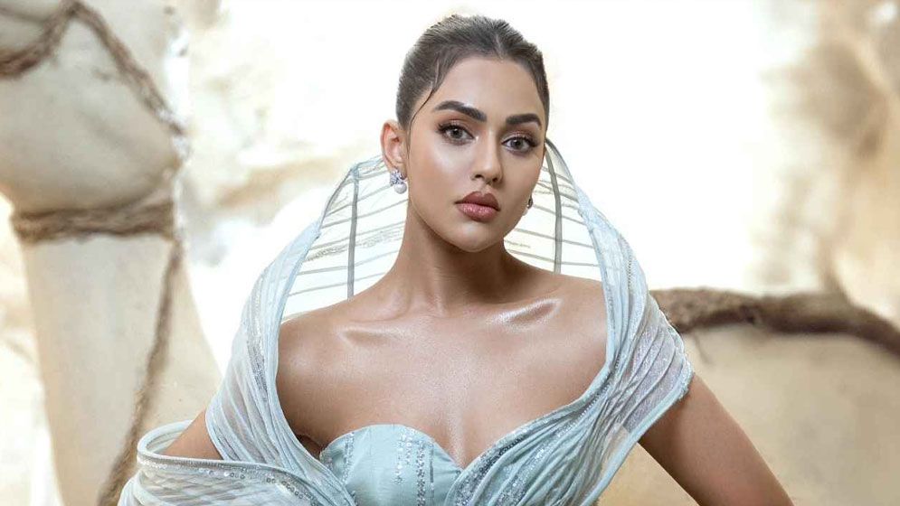 নুসরাত ফারিয়া বিমানবন্দরে আটক
