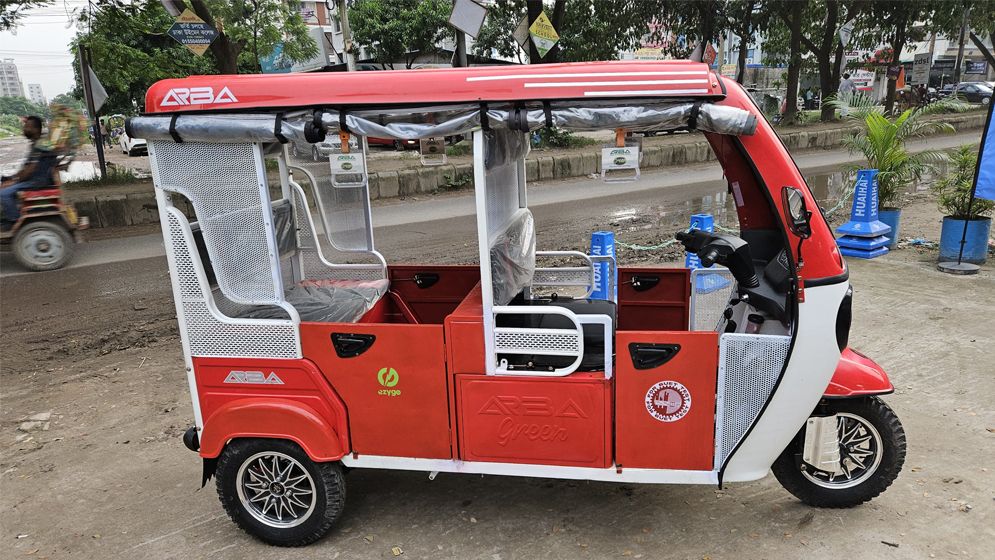নগর পরিবহনে নতুন সংযোজন, পরিবেশবান্ধব ‘আরবা’ ই-রিকশা