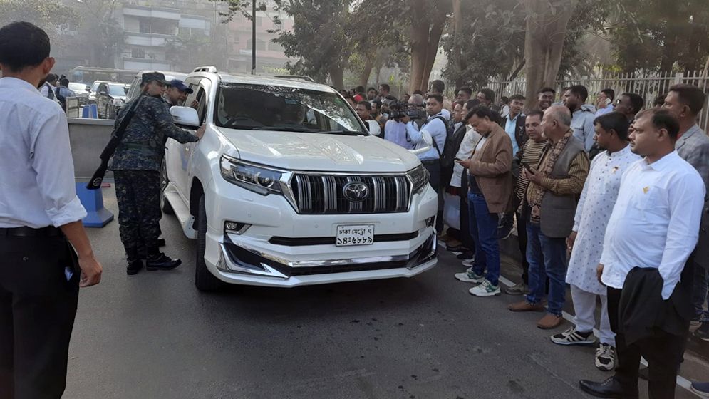 সংসদ ভবনে ঢুকছেন জয়ী সংসদ সদস্যরা  