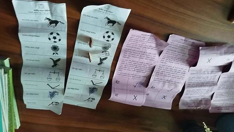 নির্বাচনের চারদিন পর কেন্দ্র থেকে ব্যালট ও সিল উদ্ধার