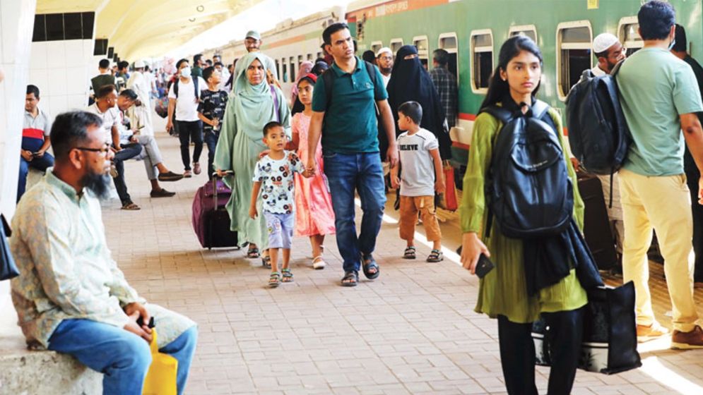 ভোটের ছুটি শেষে ঢাকামুখী মানুষ