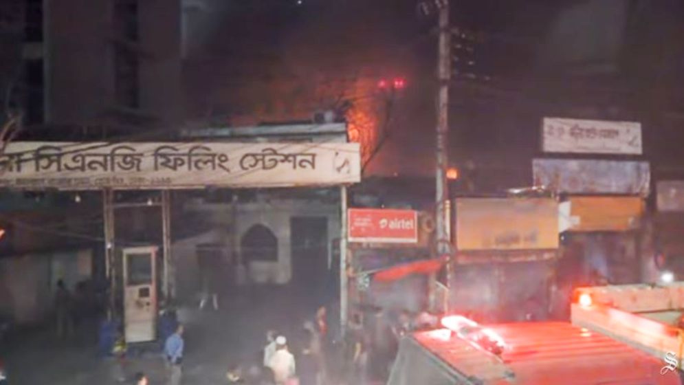 দুই ঘণ্টার চেষ্টায় নিয়ন্ত্রণে কারওয়ান বাজারের আগুন