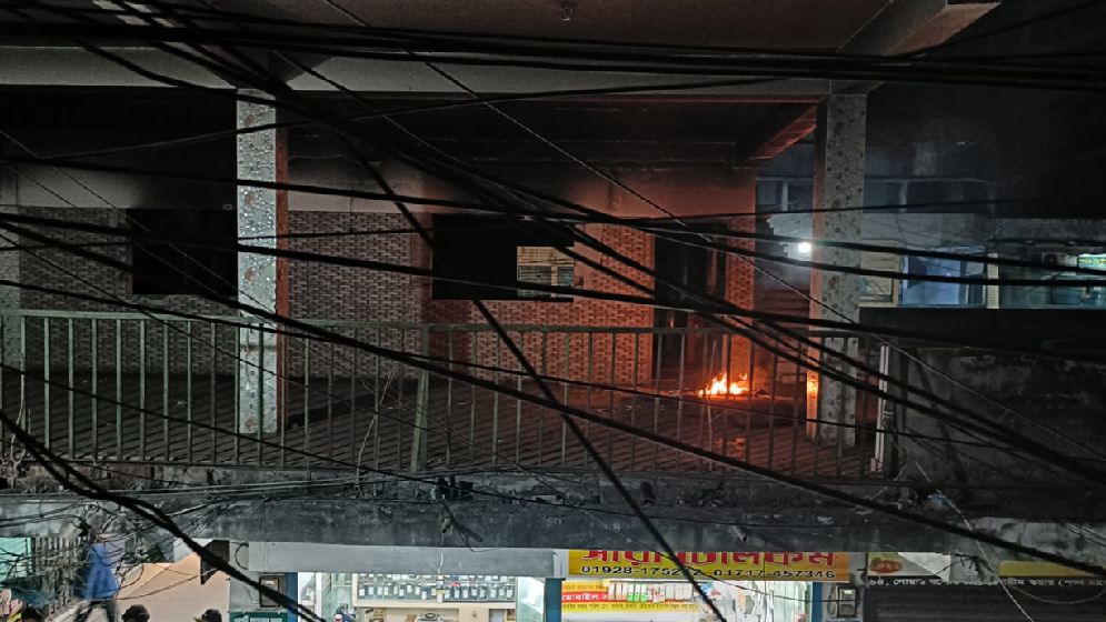 উন্মুক্তের কয়েক ঘণ্টা পর আগুনে পুড়ল আ’লীগের অফিস