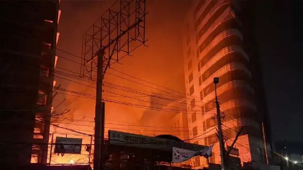 রাজধানীর কারওয়ান বাজারে আগুন