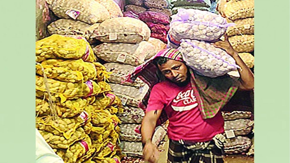 রমজানের আগেই দাম বেড়েছে খাতুনগঞ্জের পাইকারি বাজারে