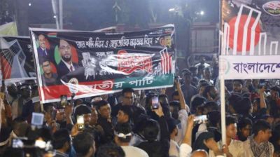 শহীদ মিনারে জাতীয় পার্টির শ্রদ্ধা নিবেদনে বাধা, ‘ভুয়া ভুয়া’ স্লোগান