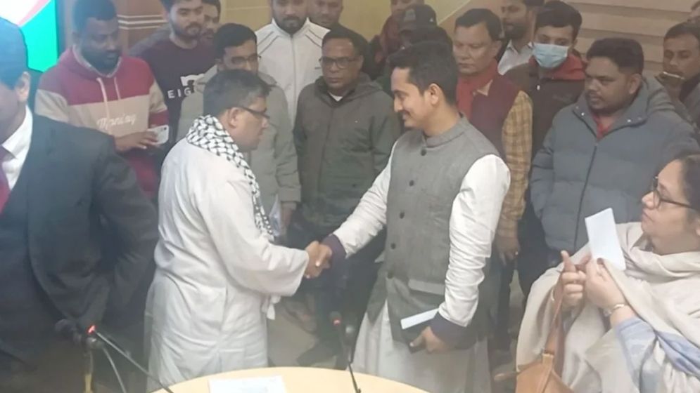 বিজয়ী প্রতিদ্বন্দ্বীকে অভিনন্দন জানালেন সারজিস আলম