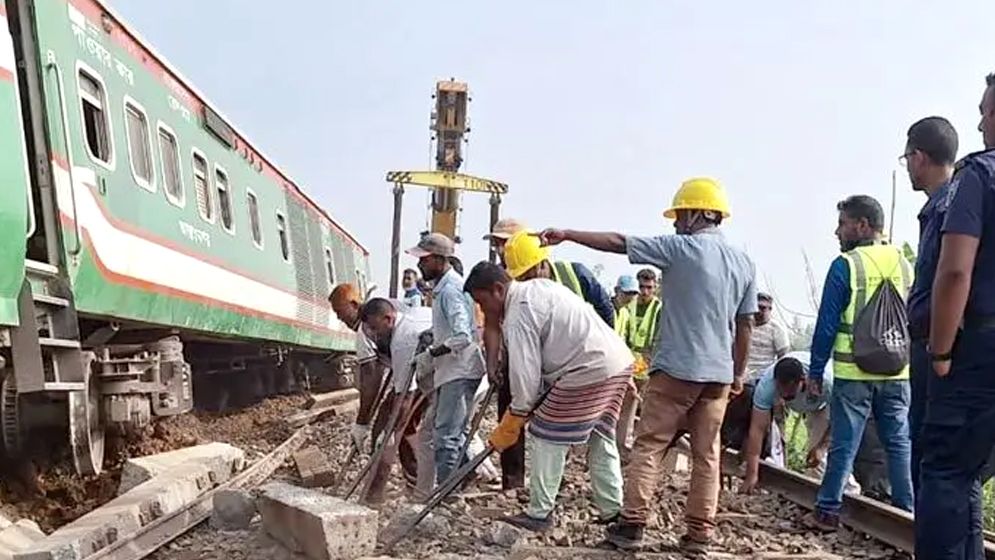 নীলসাগরের বগি উদ্ধার কার্যক্রম শেষ হয়নি, বিকল্প ট্রেনে যাতায়াত  