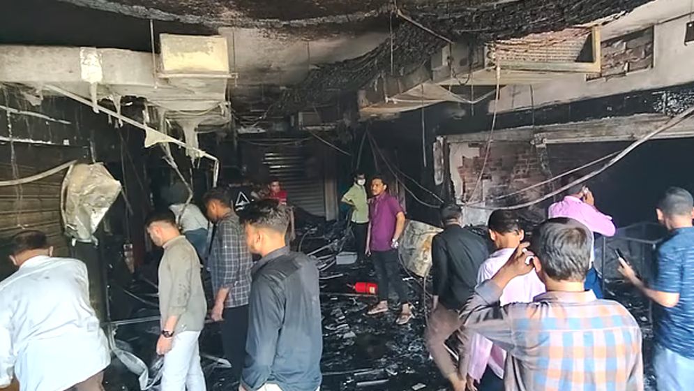 টেরিবাজারের বিপণিকেন্দ্রে আগুন, অগ্নিদগ্ধ দুইজনের মৃত্যু