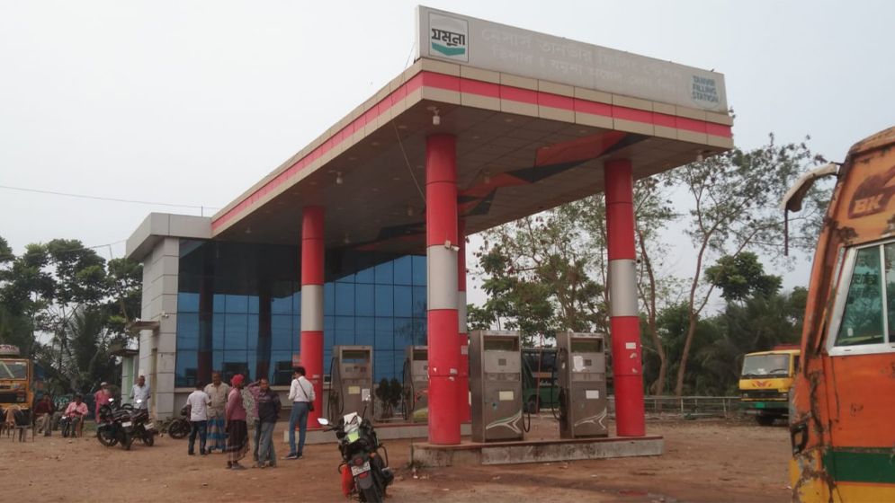 ‘তেল না পেয়ে’ পাম্প ম্যানেজারকে ট্রাকচাপা দিয়ে হত্যার অভিযোগ