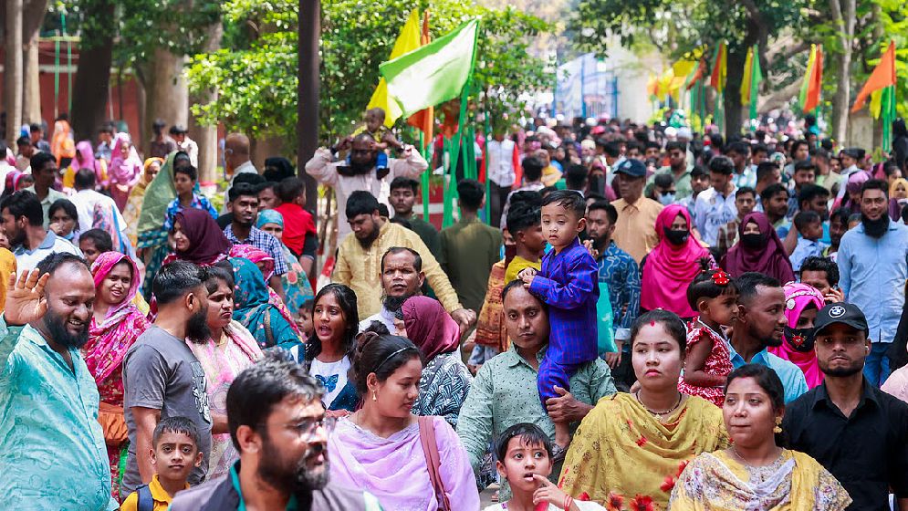 ঈদের ছুটির শেষ দিনে চিড়িয়াখানায় দর্শনার্থীর ঢল