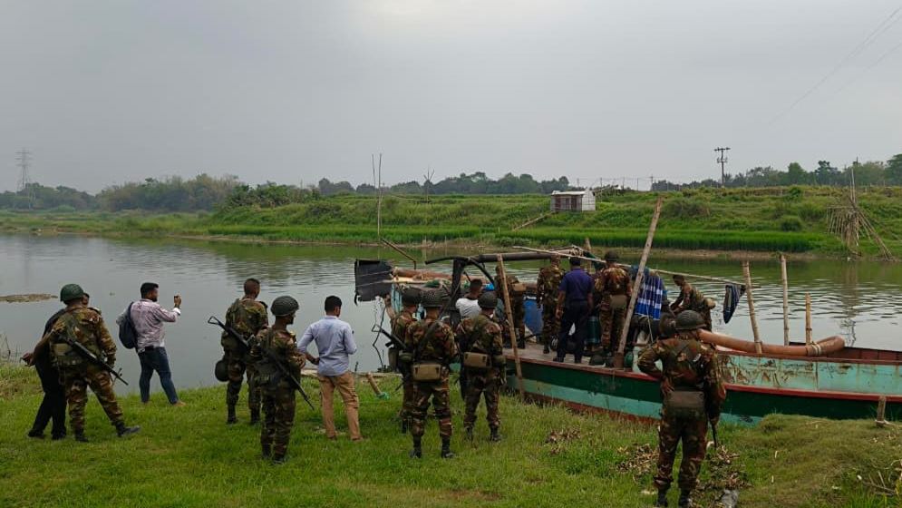 গোমতী রক্ষায় সেনাবাহিনী-প্রশাসনের যৌথ অভিযান