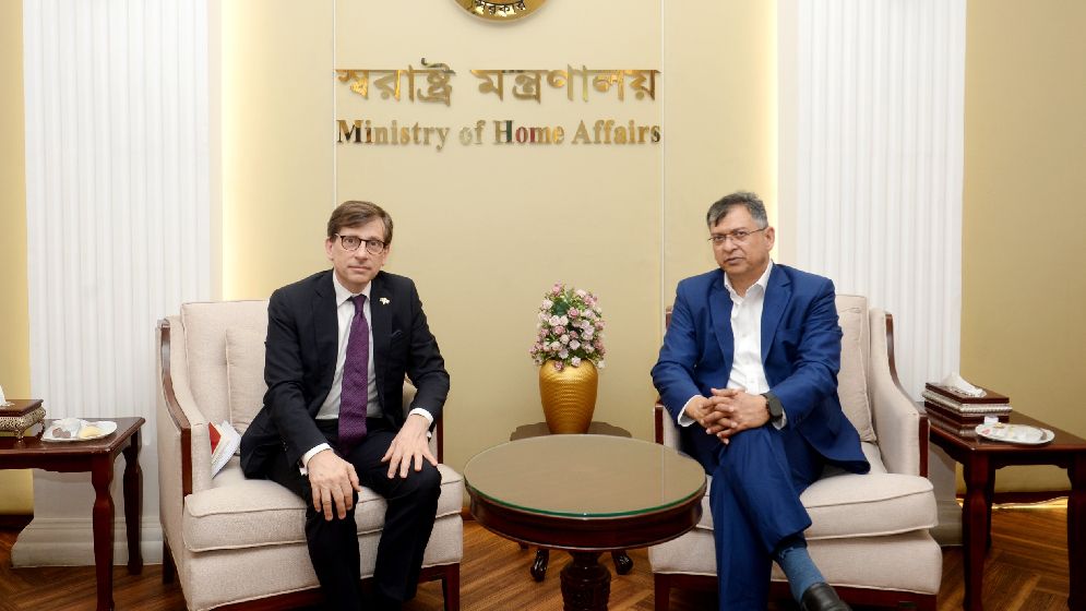 পুলিশ সংস্কারে ফ্রান্সের সহযোগিতা চাইলেন স্বরাষ্ট্রমন্ত্রী