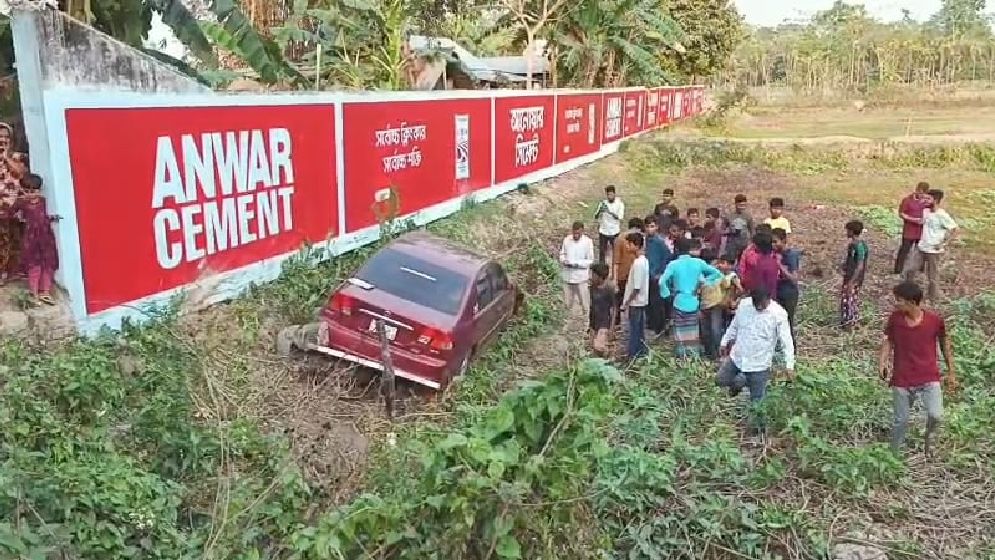 নৌ কর্মকর্তার প্রাইভেটকার খাদে পড়ে শিশুর মৃত্যু