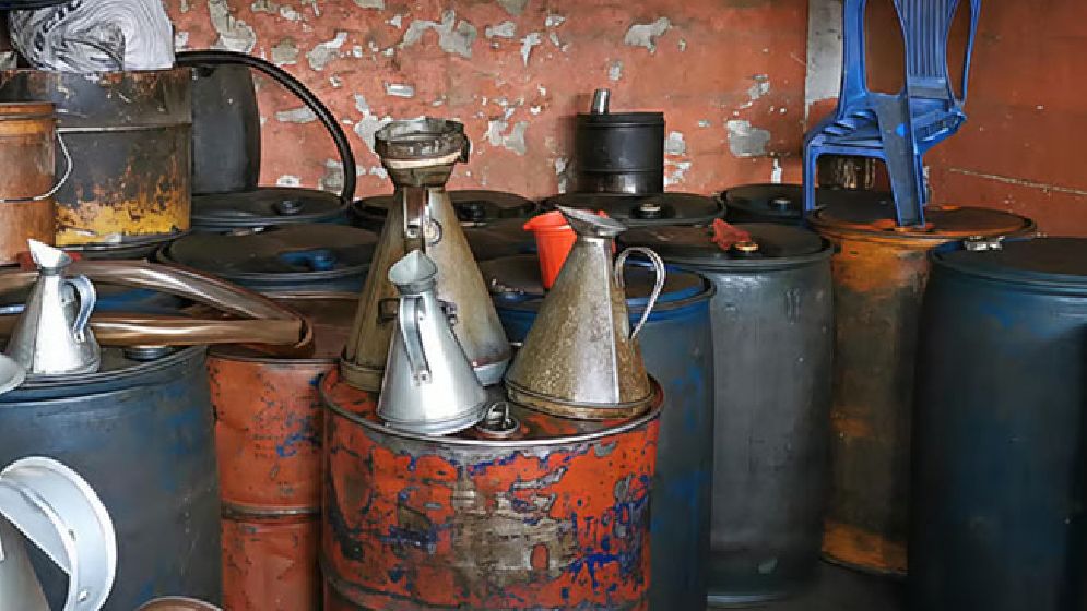 গোয়ালঘর থেকে বিপুল পরিমাণ পেট্রল-অকটেন উদ্ধার